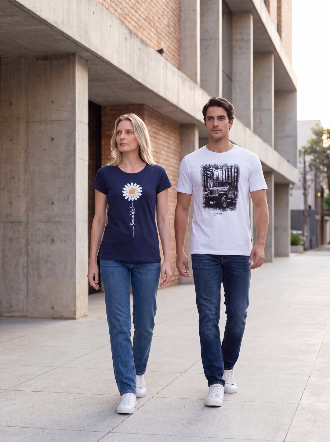 Casal caminhando em frente a um prédio